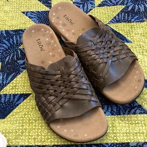 New. Never worn outside. Slides